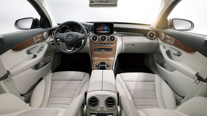 Το εσωτερικό της νέας Mercedes 
C-Class προβάλει περισσότερο από ποτέ το δυναμισμό του αυτοκινήτου. Από την S-Class το touchpad του συστήματος πολυμέσων.